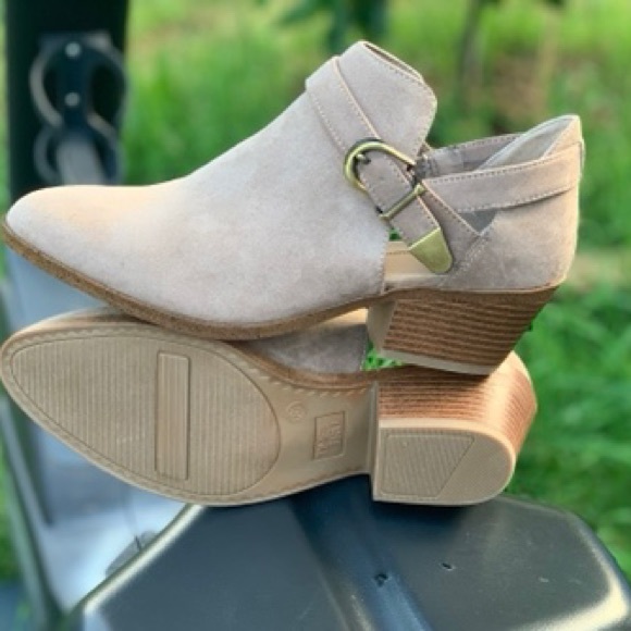 Memory Foam Women’s Open Side Ankle Boot Taupe New - Picture 2 of 9